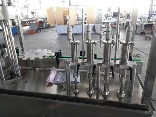 灌裝旋蓋一體機(jī)
